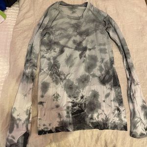 Size 6 lululemon Swiftly Tech Long Sleeve Shirt. Very lightly worn.